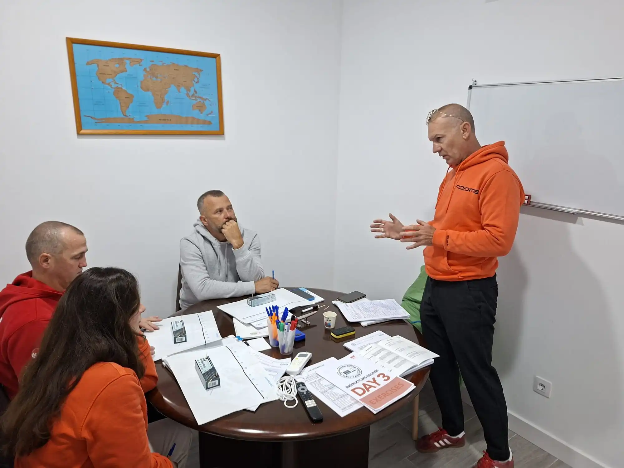 Alumnos con el instructor en la embarcación durante práctica en Torrevieja