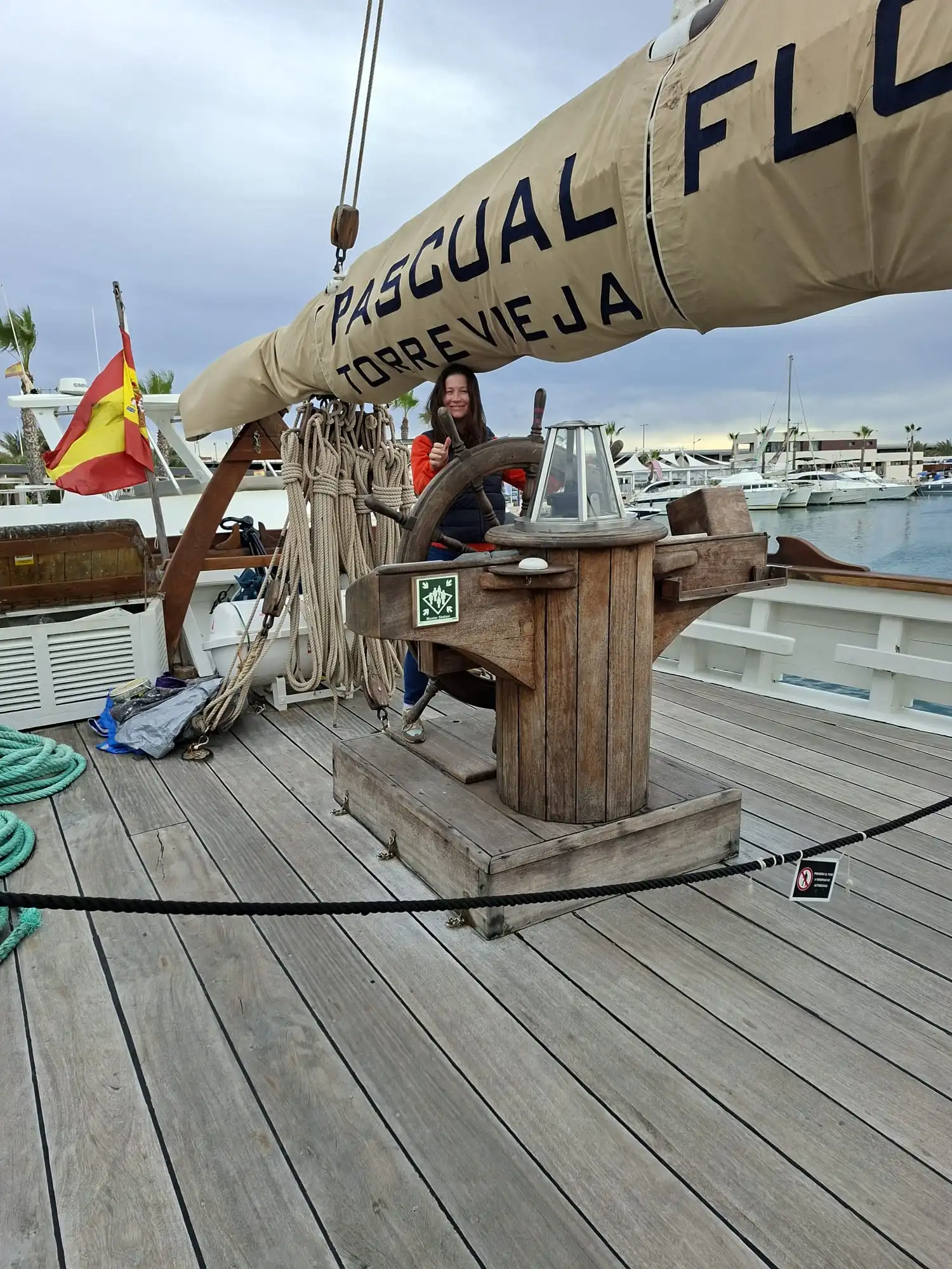 Alumno con chaleco recibiendo feedback del patrón