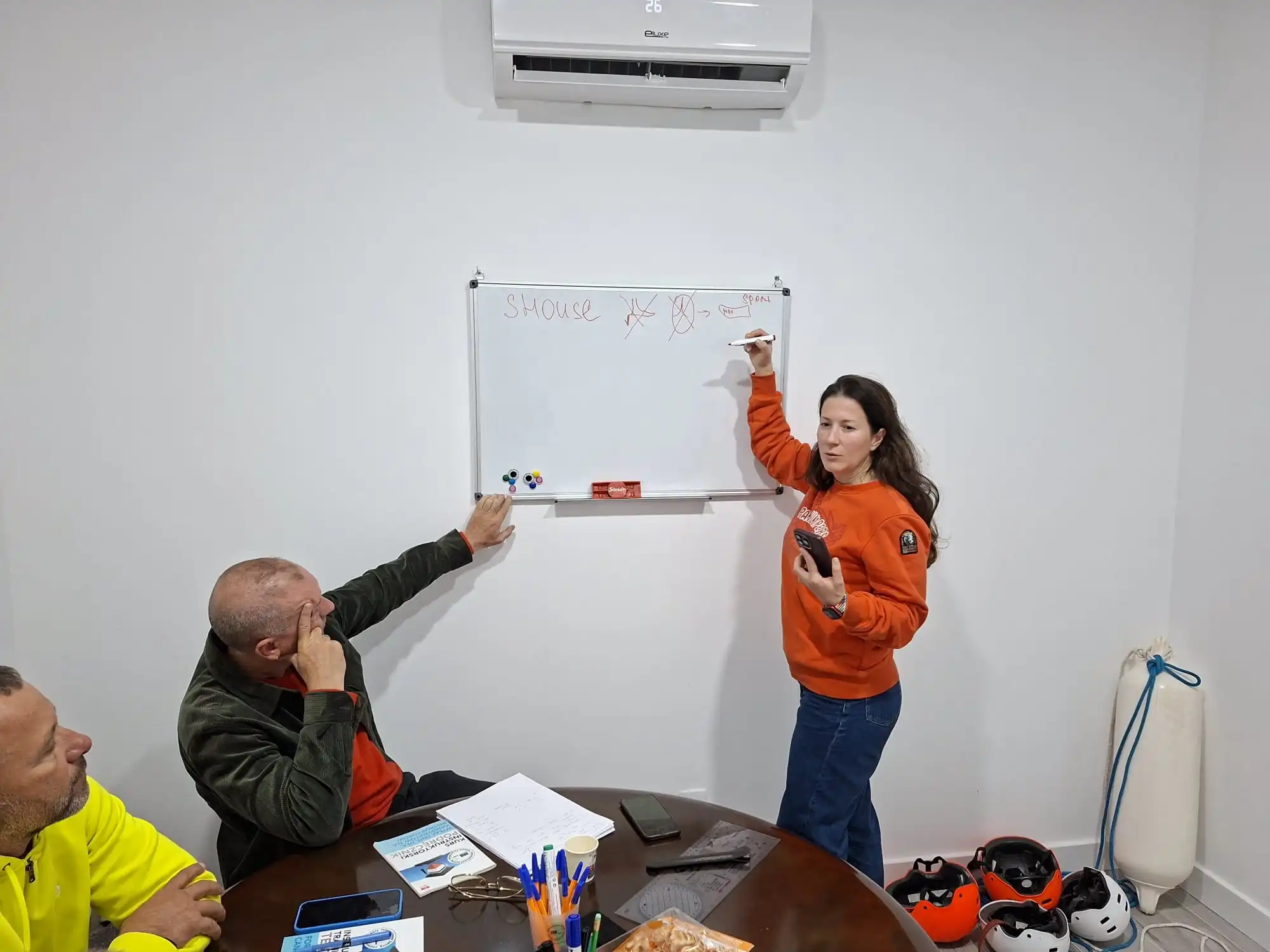 Equipo revisando checklist antes de zarpar