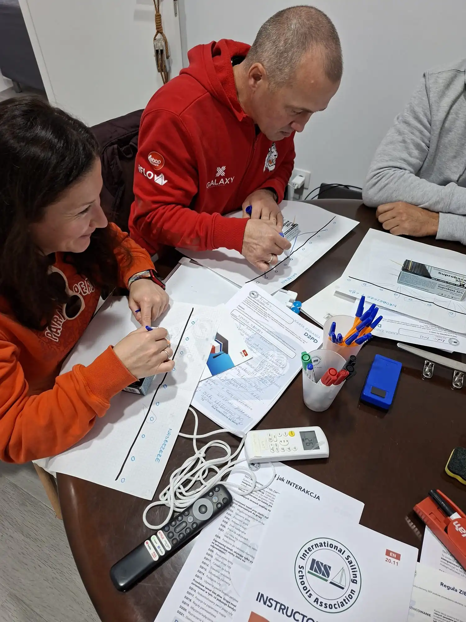 Alumna al timón recibiendo indicaciones en Marina Salinas