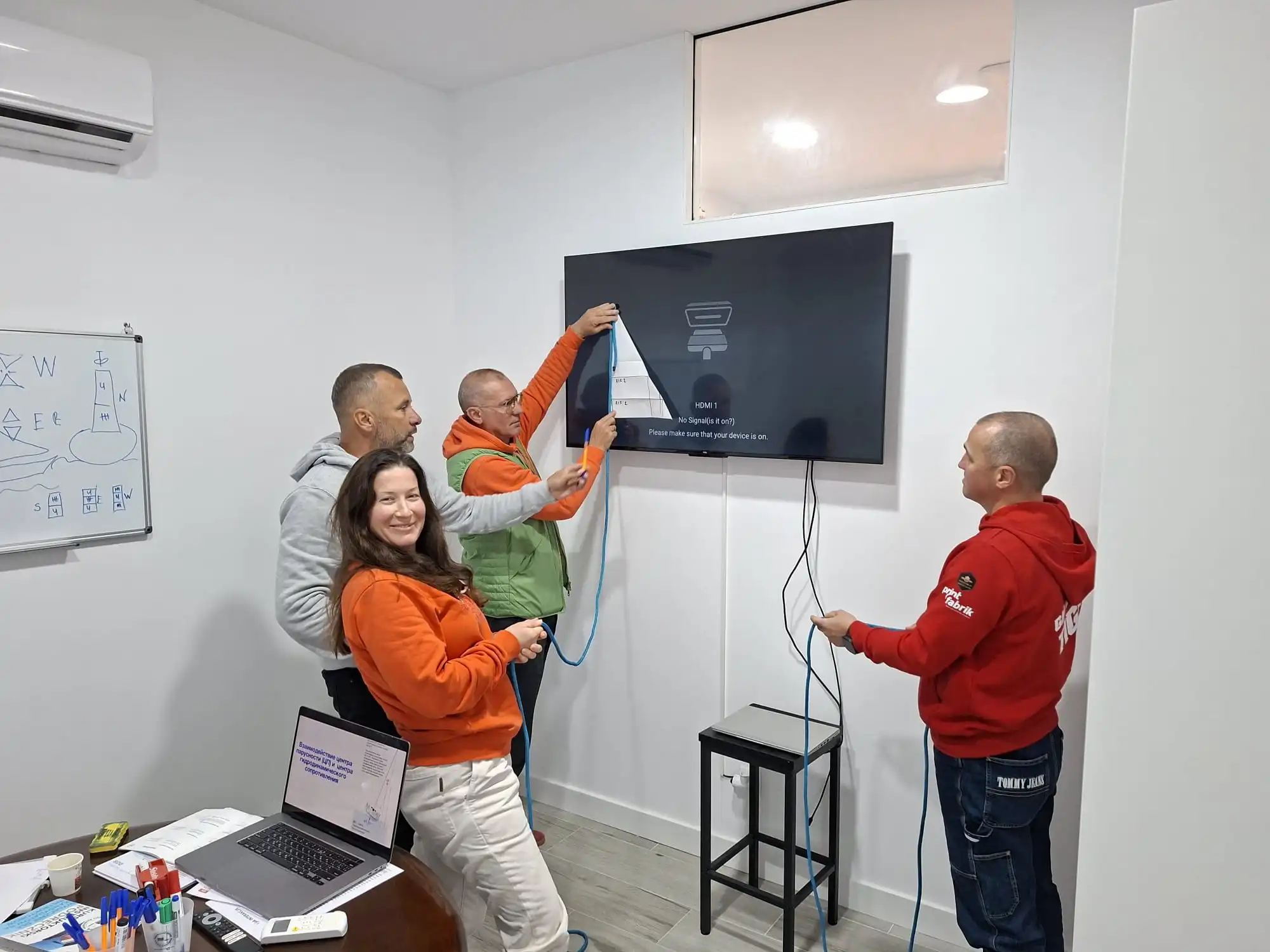 Instructor guiando maniobra con el alumno en proa