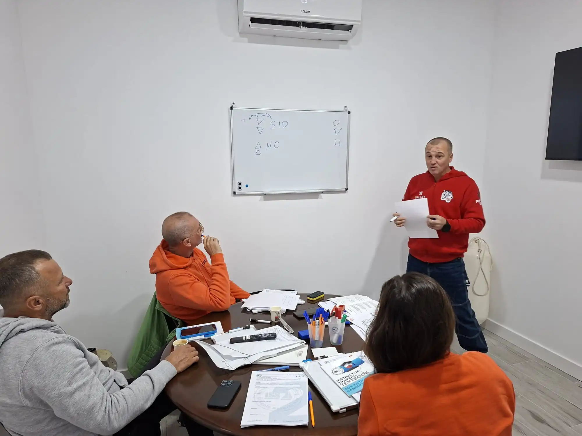 Entrega de licencias a alumnos en el aula