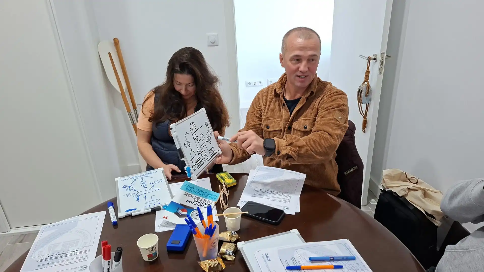 Práctica nocturna con iluminación de cubierta