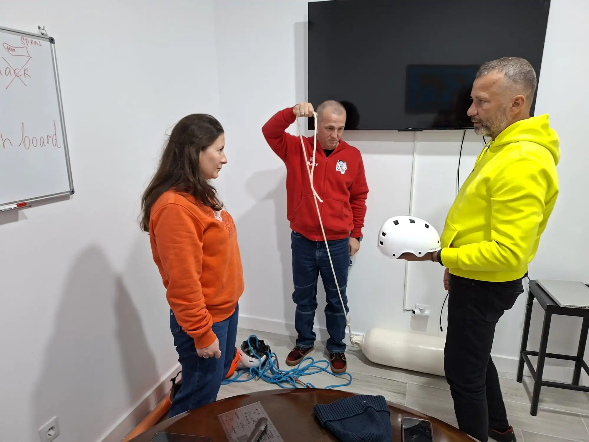 Alumnos coordinando cabos durante salida de puerto